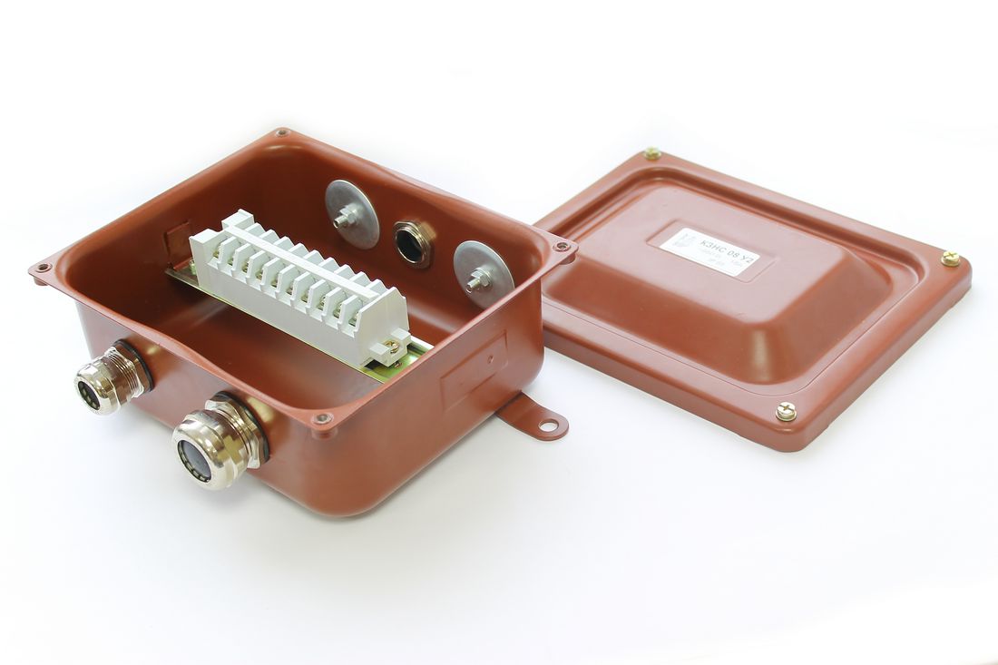 ЗЭТАРУС Коробка с зажимами наборными КЗНС-08 УХЛ1,5 IP65 латунный ввод